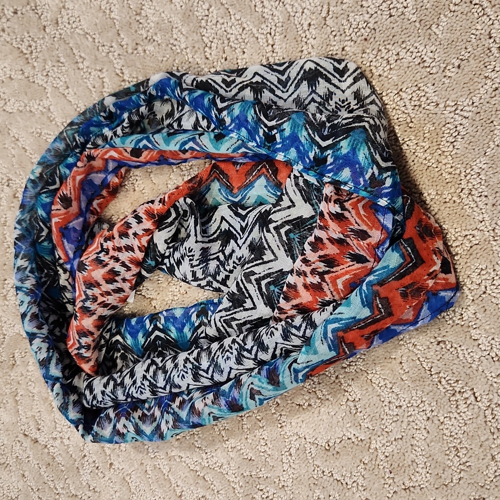 Multicolor Zigzag Patterned Infinity Scarf - Picture 2 of 3